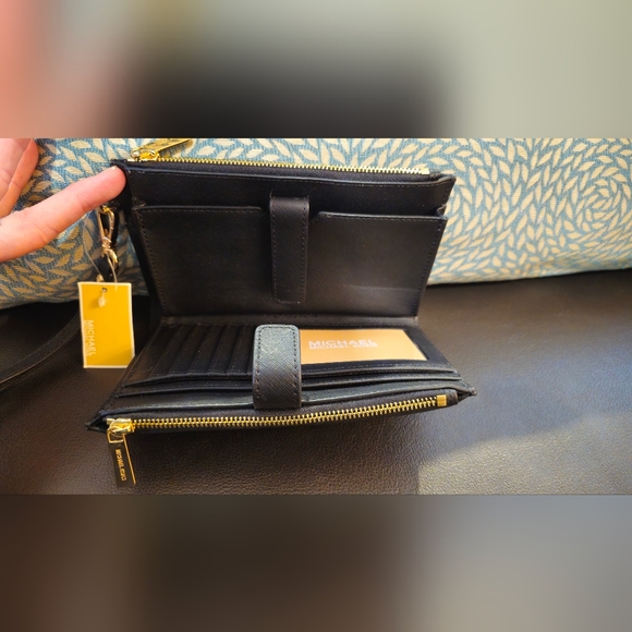 Brand new black michael kors wristlet - Picture 5 of 8